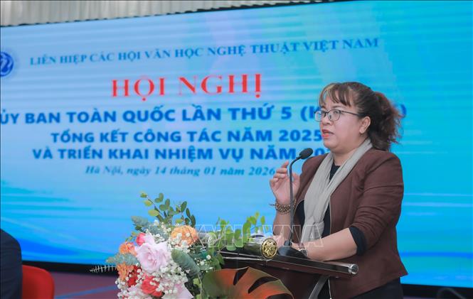 Chủ tịch Hội Văn học Nghệ thuật tỉnh Đắk Lắk Niê Thanh Mai trình bày tham luận. Ảnh: Phan Phương -TTXVN