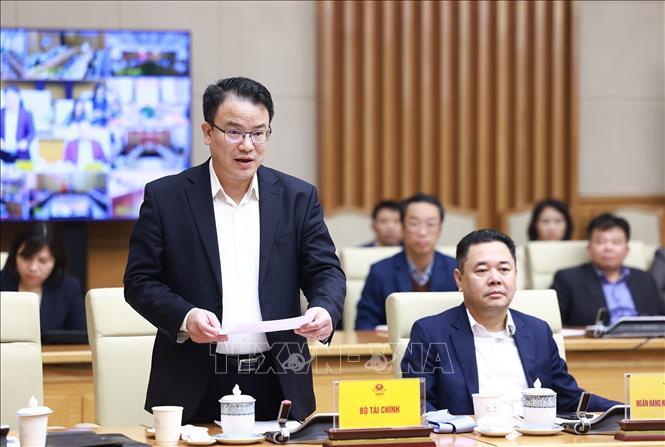 Thứ trưởng Bộ Tài chính Trần Quốc Phương báo cáo công tác triển khai các cam kết, thoả thuận trong các hoạt thuế và hải quan. Ảnh: Dương Giang-TTXVN