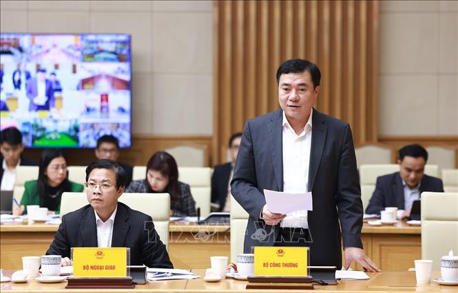 Thứ trưởng Bộ Công thương Nguyễn Sinh Nhật Tân báo cáo công tác triển khai các cam kết, thoả thuận trong các hoạt động kinh tế, thương mại. Ảnh: Dương Giang-TTXVN