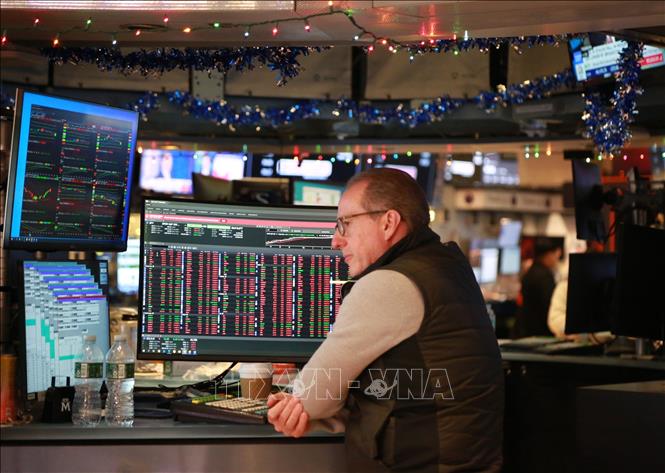 Giao dịch viên làm việc tại Sàn giao dịch chứng khoán New York, Mỹ. Ảnh: THX/TTXVN