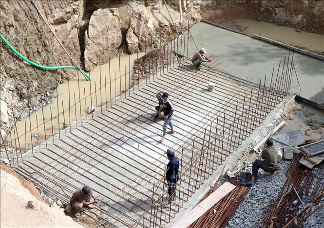 Nhân công thi công dự án hệ thống thoát nước ngang đường vào Cảng biển tổng hợp Cà Ná. Ảnh: Công Thử - TTXVN