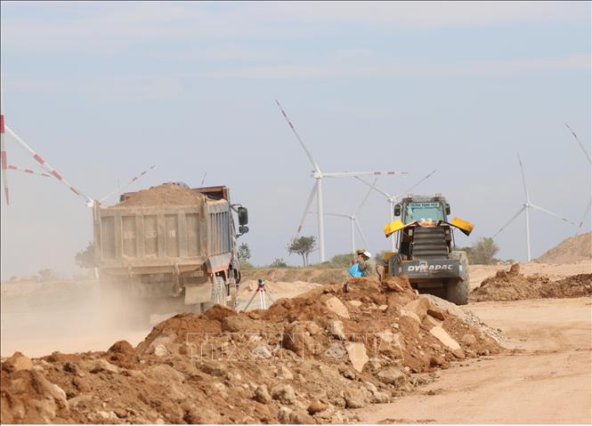 Đoạn nối từ quốc lộ 1 vào Cảng biển tổng hợp Cà Ná vẫn ngổn ngang thi công. Ảnh: Công Thử - TTXVN