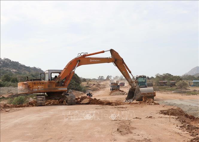 Đường nối từ quốc lộ 1 vào Cảng biển tổng hợp Cà Ná mới thi công đạt 35% giá trị hợp đồng. Ảnh: Công Thử - TTXVN