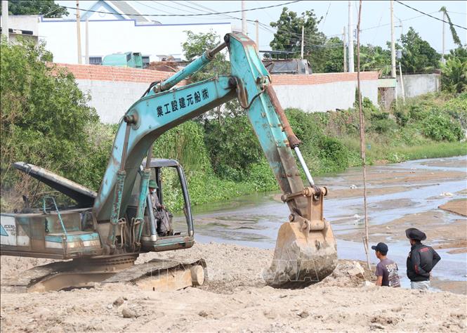 Thi công cầu vượt tại nút giao quốc lộ 1 vào Cảng biển tổng hợp Cà Ná khá chậm. Ảnh: Công Thử - TTXVN