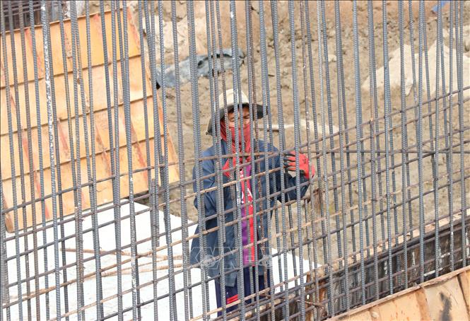 Thi công cầu vượt tại nút giao quốc lộ 1 vào Cảng biển tổng hợp Cà Ná khá chậm. Ảnh: Công Thử - TTXVN