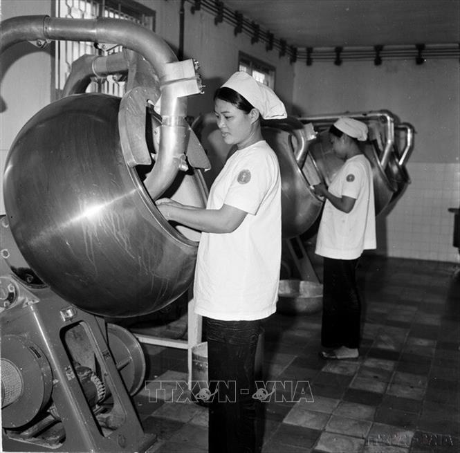   Thành phố Hồ Chí Minh tập trung giải quyết nhiều vấn đề cấp bách, đặc biệt là khôi phục sản xuất và ổn định tình hình kinh tế - xã hội sau ngày giải phóng. Trong ảnh: Công nhân nhà máy sản xuất thuốc âu dược Hadzer Sài Gòn đẩy mạnh sản xuất nhiều loại thuốc phục vụ việc phòng, chữa bệnh cho nhân dân (7/1975). Ảnh: Quang Thành - TTXVN