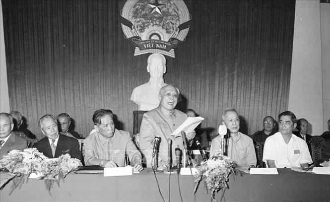  Đại hội Mặt trận thống nhất Việt Nam được tổ chức tại TP Hồ Chí Minh từ ngày 31/1 - 4/2/1977, hợp nhất 3 tổ chức: Mặt trận Tổ quốc Việt Nam, Mặt trận Dân tộc Giải phóng miền Nam Việt Nam, Liên minh các lực lượng dân tộc, dân chủ và hoà bình Việt Nam, lấy tên là Mặt trận Tổ quốc Việt Nam. Đại hội đã hiệp thương, giới thiệu 191 vị tham gia UBTƯ MTTQ Việt Nam. Đoàn Chủ tịch gồm 45 vị. Chủ tịch danh dự là đồng chí Tôn Đức Thắng; Chủ tịch là đồng chí Hoàng Quốc Việt. Ảnh: Kim Hùng - TTXVN