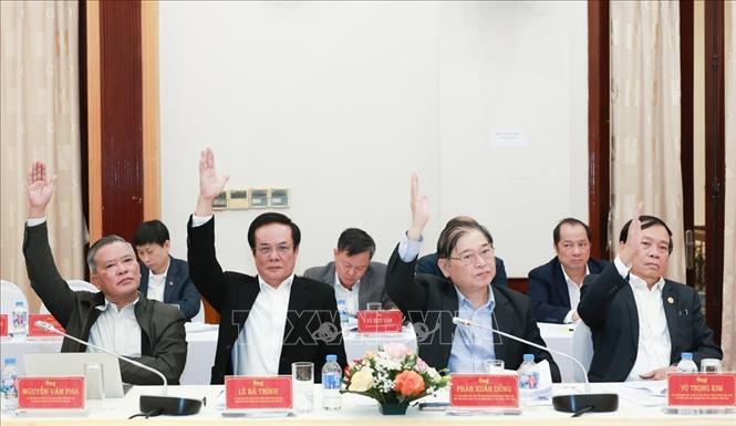 Các đại biểu quyết xin ý kiến đoàn Chủ tịch về danh sách giới thiệu ứng cử đại biểu quốc hội trình Hội nghị Uỷ ban Trung ương MTTQ Việt Nam lần thứ 6, khoá X. Ảnh: Minh Đức – TTXVN