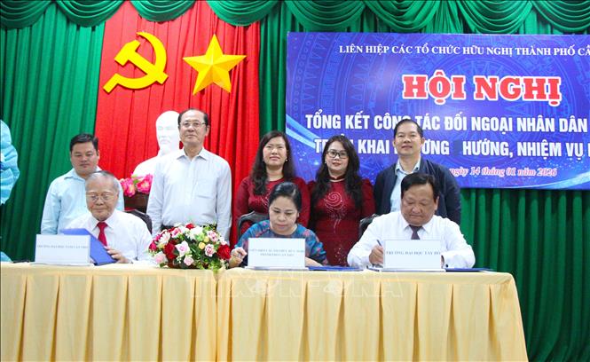 Liên hiệp các tổ chức hữu nghị ký kết quy chế phối hợp với các đơn vị liên quan. Ảnh: Nguyễn Hằng - TTXVN