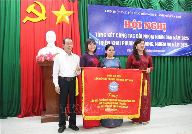 Liên hiệp các tổ chức hữu nghị thành phố Cần Thơ được tặng cờ thi đua là đơn vị đơn vị dẫn đầu trong tổ chức các hoạt động đối ngoại nhân dân năm 2025. Ảnh: Nguyễn Hằng - TTXVN