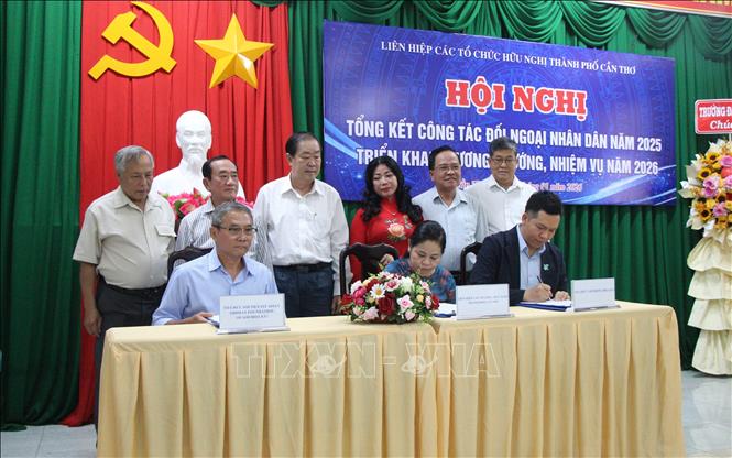 Liên hiệp các tổ chức hữu nghị thành phố Cần Thơ ký kết Bản ghi nhớ hợp tác với 5 tổ chức phi chính phủ để thực hiện các chương trình, dự án trong thời gian tới. Ảnh: Nguyễn Hằng - TTXVN