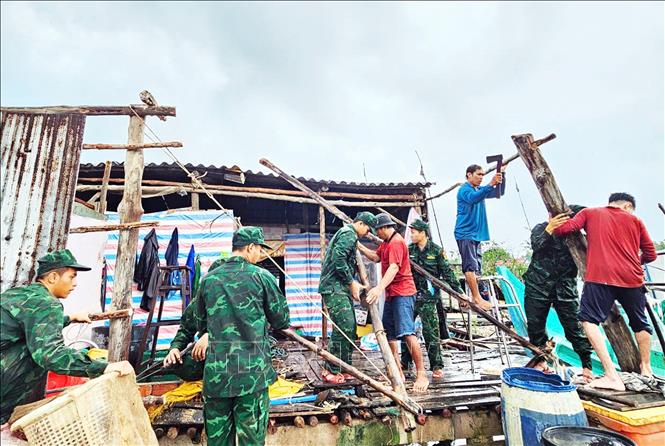 Tuổi trẻ BĐBP Cà Mau tích cực tham gia công tác tuyên truyền hỗ trợ ngư dân. Ảnh: TTXVN phát