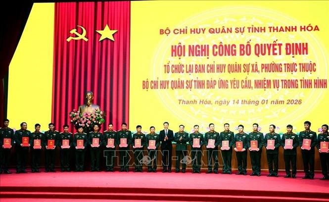 Các sĩ quan chính quy nhận Quyết định chỉ huy trưởng Ban Chỉ huy quân sự cấp xã. Ảnh: TTXVN phát
