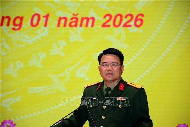 Đại tá Vũ Văn Tùng, Chỉ huy trưởng Bộ Chỉ huy quân sự tỉnh Thanh Hóa, giao nhiệm vụ cho các chỉ huy trưởng cấp xã. Ảnh: TTXVN phát