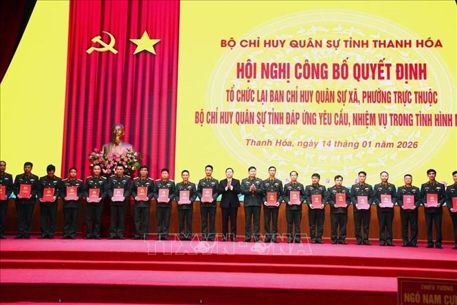 Đưa sĩ quan Quân đội chính quy về giữ chức danh Chỉ huy trưởng Ban Chỉ huy quân sự cấp xã, phường là bước điều chỉnh mang tính chiến lược, góp phần củng cố “trận địa” quốc phòng từ cơ sở. Ảnh: TTXVN phát