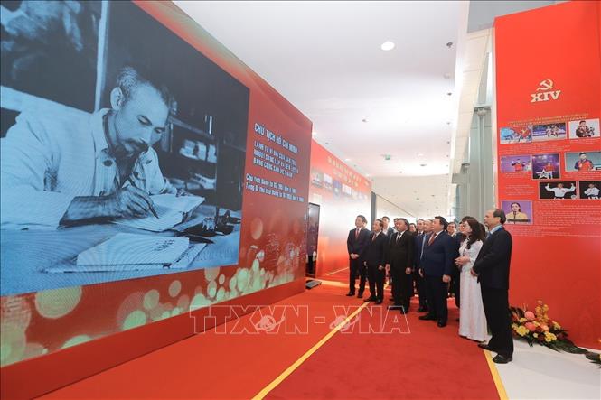 Thường trực Ban Bí thư Trần Cẩm Tú cùng các đồng chí lãnh đạo Đảng, Nhà nước tham quan Trưng bày ảnh “Dưới cờ Đảng - Đất nước tiến vào Kỷ nguyên mới” do Thông tấn xã Việt Nam thực hiện. Ảnh: Minh Quyết - TTXVN