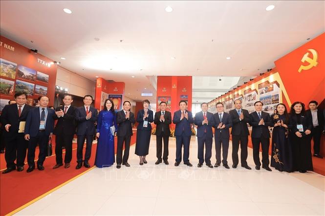 Thường trực Ban Bí thư Trần Cẩm Tú cùng các đồng chí lãnh đạo Đảng, Nhà nước tham quan Trưng bày ảnh “Dưới cờ Đảng - Đất nước tiến vào Kỷ nguyên mới” do Thông tấn xã Việt Nam thực hiện. Ảnh: Minh Quyết - TTXVN