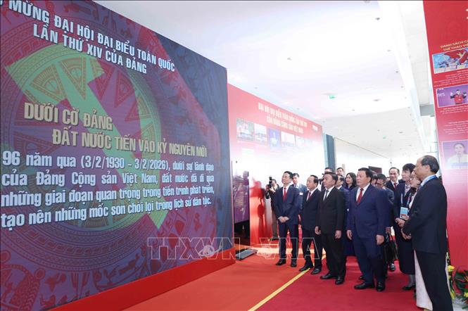 Thường trực Ban Bí thư Trần Cẩm Tú cùng các đại biểu tham quan Trưng bày ảnh “Dưới cờ Đảng - Đất nước tiến vào Kỷ nguyên mới” do Thông tấn xã Việt Nam thực hiện. Ảnh: Phương Hoa – TTXVN