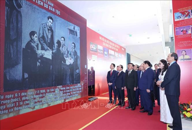 Thường trực Ban Bí thư Trần Cẩm Tú cùng các đại biểu tham quan Trưng bày ảnh “Dưới cờ Đảng - Đất nước tiến vào Kỷ nguyên mới” do Thông tấn xã Việt Nam thực hiện. Ảnh: Phương Hoa – TTXVN