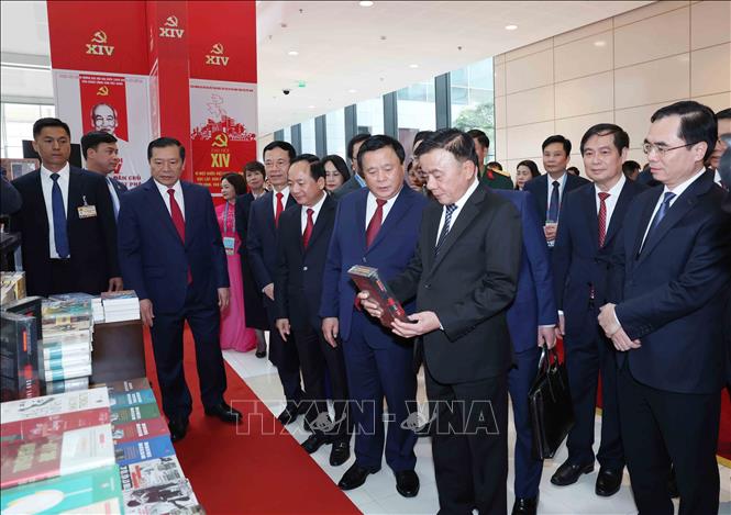 Thường trực Ban Bí thư Trần Cẩm Tú cùng các đại biểu tham quan Khu trưng bày sách, báo phục vụ Đại hội. Ảnh: Phương Hoa – TTXVN
