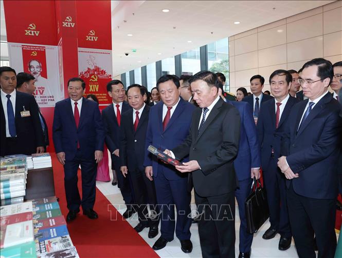 Thường trực Ban Bí thư Trần Cẩm Tú cùng các đại biểu tham quan Khu trưng bày sách, báo phục vụ Đại hội. Ảnh: Phương Hoa – TTXVN
