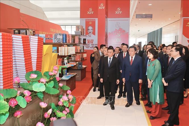 Thường trực Ban Bí thư Trần Cẩm Tú cùng các đồng chí lãnh đạo Đảng, Nhà nước tham quan Trưng bày sách. Ảnh: Minh Quyết - TTXVN