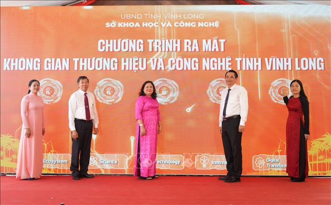 Đại biểu thực hiện nghi thức ra mắt Không gian Thương hiệu và Công nghệ tỉnh Vĩnh Long. Ảnh: Lê Thúy Hằng – TTXVN