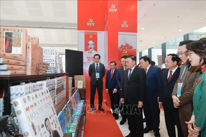Thường trực Ban Bí thư Trần Cẩm Tú cùng các đồng chí lãnh đạo Đảng, Nhà nước tham quan Trưng bày sách, báo. Ảnh: Minh Quyết - TTXVN