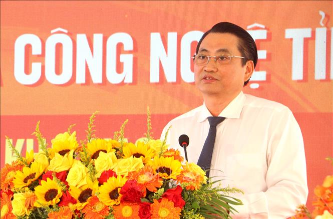 Phó Chủ tịch UBND tỉnh Vĩnh Long Nguyễn Quỳnh Thiện phát biểu tại chương trình. Ảnh: Lê Thúy Hằng – TTXVN