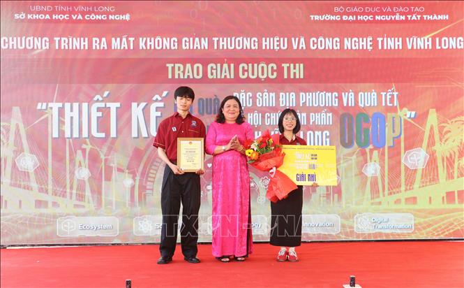 Trao giải Nhì cho tác giả có sản phẩm xuất sắc tại Cuộc thi “Thiết kế giỏ quà, hộp quà đặc sản địa phương và quà Tết – Lễ hội chứa sản phẩm OCOP tỉnh Vĩnh Long”. Ảnh: Lê Thúy Hằng – TTXVN