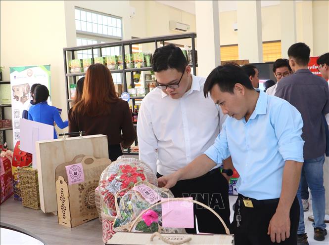 Đại biểu tham quan Không gian Thương hiệu và Công nghệ tỉnh Vĩnh Long. Ảnh: Lê Thúy Hằng – TTXVN