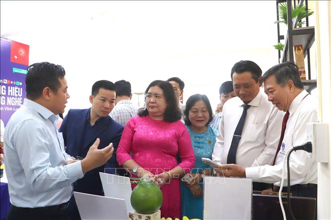 Đại biểu tham quan Không gian Thương hiệu và Công nghệ  tỉnh Vĩnh Long. Ảnh: Lê Thúy Hằng – TTXVN