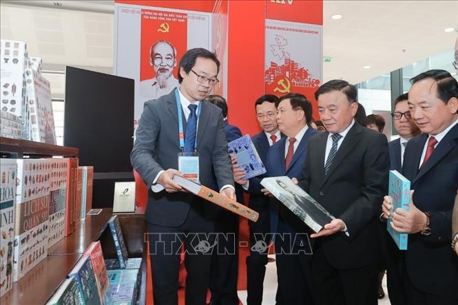 Thường trực Ban Bí thư Trần Cẩm Tú cùng các đồng chí lãnh đạo Đảng, Nhà nước tham quan Trưng bày sách, báo. Ảnh: Minh Quyết - TTXVN