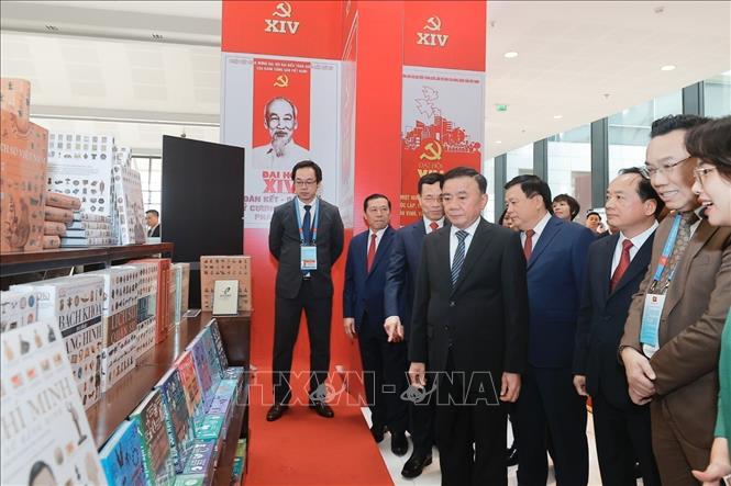 Thường trực Ban Bí thư Trần Cẩm Tú cùng các đồng chí lãnh đạo Đảng, Nhà nước tham quan Trưng bày sách, báo. Ảnh: Minh Quyết - TTXVN