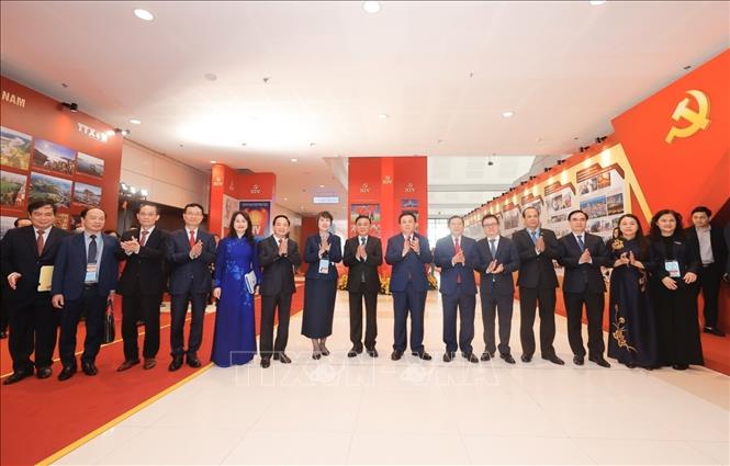 Thường trực Ban Bí thư Trần Cẩm Tú cùng các đồng chí lãnh đạo Đảng, Nhà nước tham quan Trưng bày ảnh “Dưới cờ Đảng - Đất nước tiến vào Kỷ nguyên mới” do Thông tấn xã Việt Nam thực hiện. Ảnh: Minh Quyết - TTXVN