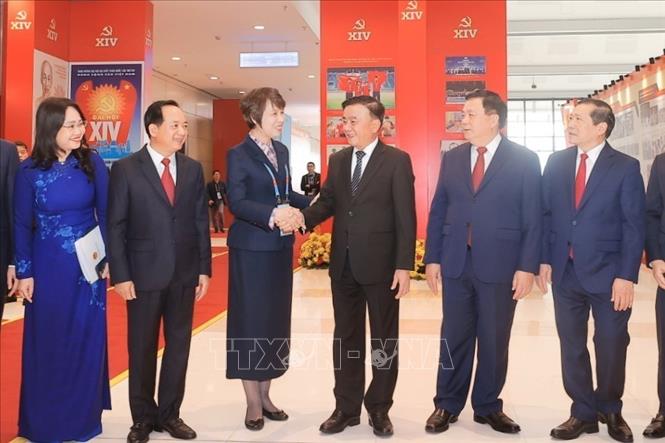 Thường trực Ban Bí thư Trần Cẩm Tú cùng các đồng chí lãnh đạo Đảng, Nhà nước tham quan Trưng bày ảnh “Dưới cờ Đảng - Đất nước tiến vào Kỷ nguyên mới” do Thông tấn xã Việt Nam thực hiện. Ảnh: Minh Quyết - TTXVN