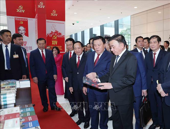 Thường trực Ban Bí thư Trần Cẩm Tú cùng các đại biểu tham quan Khu trưng bày sách, báo phục vụ Đại hội. Ảnh: Phương Hoa – TTXVN
