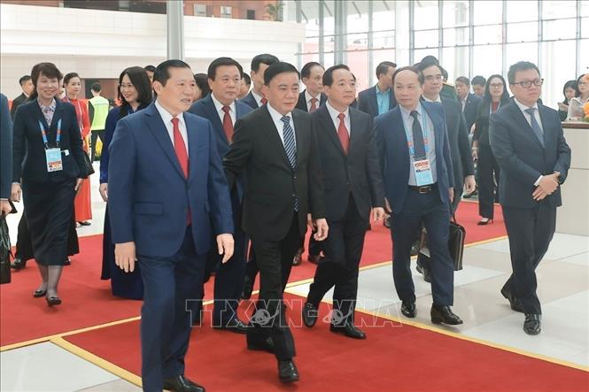 Thường trực Ban Bí thư Trần Cẩm Tú cùng các đồng chí lãnh đạo Đảng, Nhà nước tham quan Trưng bày sách, báo. Ảnh: Minh Quyết - TTXVN