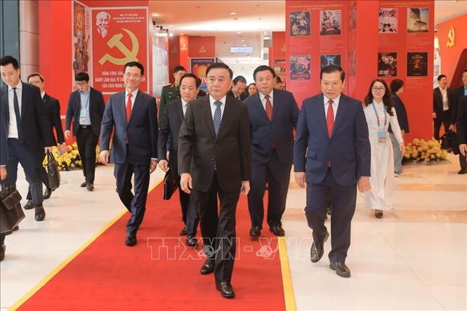 Thường trực Ban Bí thư Trần Cẩm Tú cùng các đồng chí lãnh đạo Đảng, Nhà nước tham quan Trưng bày ảnh “Dưới cờ Đảng - Đất nước tiến vào Kỷ nguyên mới” do Thông tấn xã Việt Nam thực hiện. Ảnh: Minh Quyết - TTXVN