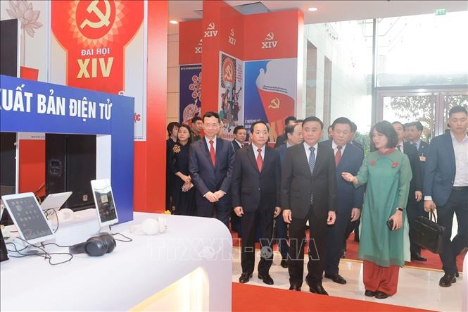 Thường trực Ban Bí thư Trần Cẩm Tú cùng các đồng chí lãnh đạo Đảng, Nhà nước tham quan Trưng bày ảnh sách. Ảnh: Minh Quyết - TTXVN