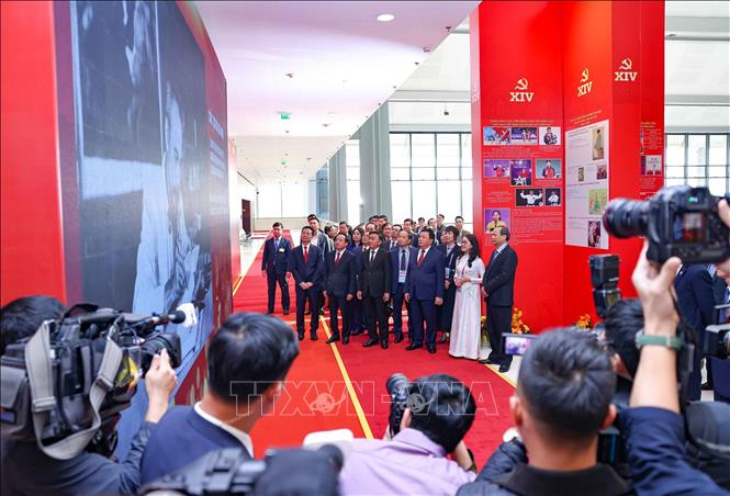 Thường trực Ban Bí thư Trần Cẩm Tú cùng các đồng chí lãnh đạo Đảng, Nhà nước tham quan Trưng bày ảnh “Dưới cờ Đảng - Đất nước tiến vào Kỷ nguyên mới” do Thông tấn xã Việt Nam thực hiện. Ảnh: Thanh Tùng - TTXVN
