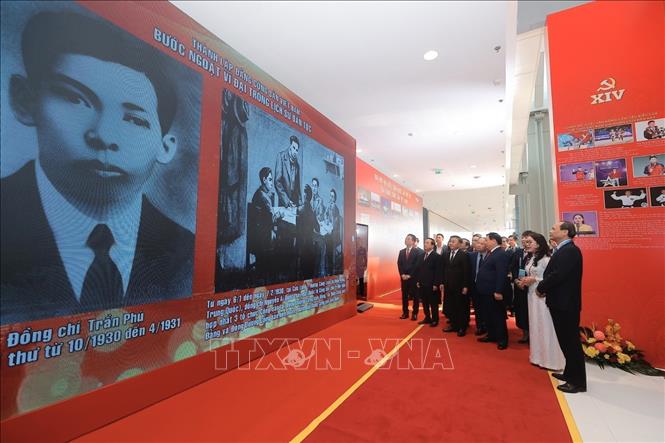 Thường trực Ban Bí thư Trần Cẩm Tú cùng các đồng chí lãnh đạo Đảng, Nhà nước tham quan Trưng bày ảnh “Dưới cờ Đảng - Đất nước tiến vào Kỷ nguyên mới” do Thông tấn xã Việt Nam thực hiện. Ảnh: Minh Quyết - TTXVN