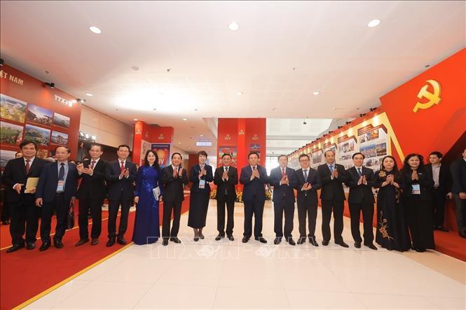 Thường trực Ban Bí thư Trần Cẩm Tú cùng các đồng chí lãnh đạo Đảng, Nhà nước tham quan Trưng bày ảnh “Dưới cờ Đảng - Đất nước tiến vào Kỷ nguyên mới” do Thông tấn xã Việt Nam thực hiện. Ảnh: Minh Quyết - TTXVN