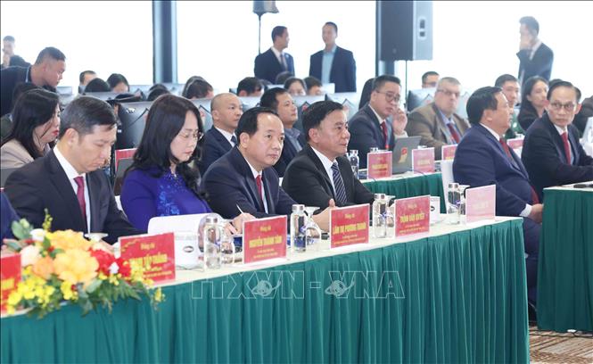 Thường trực Ban Bí thư Trần Cẩm Tú và đại biểu tham dự họp báo. Ảnh: Phương Hoa - TTXVN