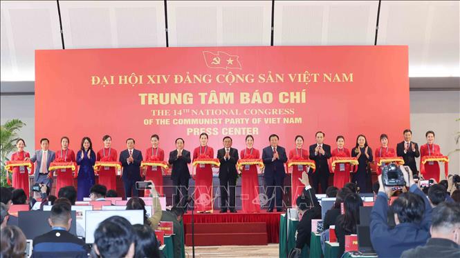 Thường trực Ban Bí thư Trần Cẩm Tú cùng các đại biểu cắt băng khai trương Trung tâm Báo chí Đại hội XIV của Đảng. Ảnh: Phương Hoa - TTXVN
