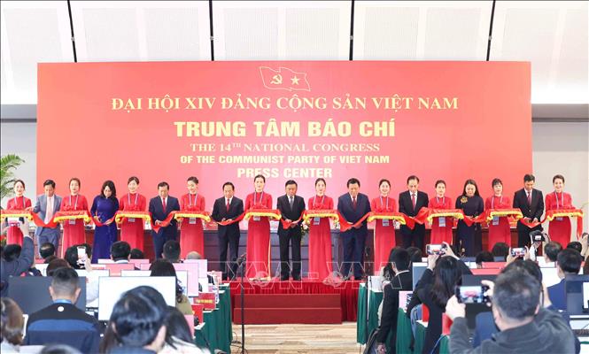 Thường trực Ban Bí thư Trần Cẩm Tú cùng các đại biểu cắt băng khai trương Trung tâm Báo chí Đại hội XIV của Đảng. Ảnh: Phương Hoa - TTXVN