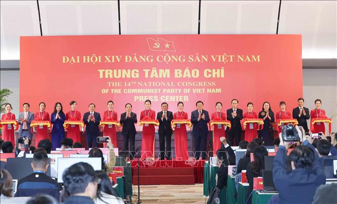 Thường trực Ban Bí thư Trần Cẩm Tú cùng các đại biểu cắt băng khai trương Trung tâm Báo chí Đại hội XIV của Đảng. Ảnh: Phương Hoa - TTXVN