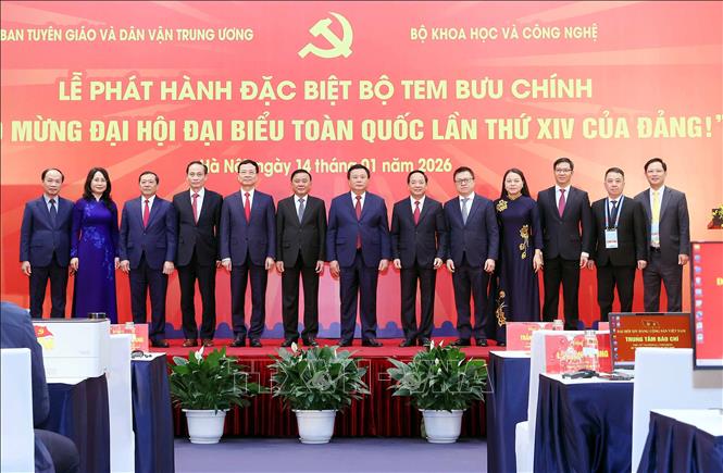 Các đại biểu chụp ảnh lưu niệm tại Lễ phát hành đặc biệt bộ tem bưu chính “Chào mừng Đại hội đại biểu toàn quốc lần thứ XIV của Đảng!” . Ảnh: An Đăng - TTXVN