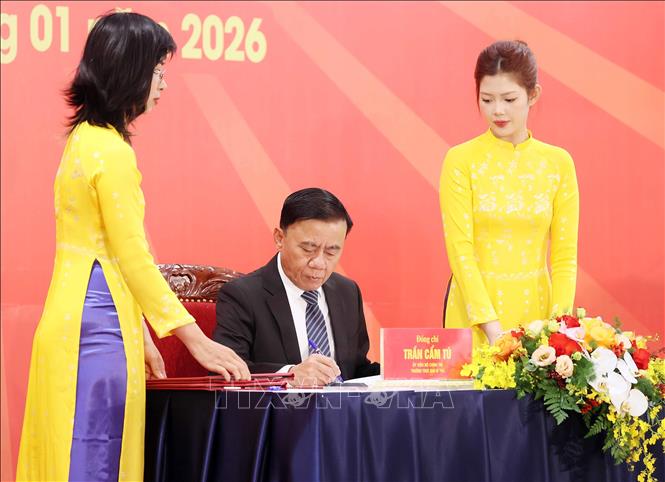 Đồng chí Trần Cẩm Tú, Ủy viên Bộ Chính trị, Thường trực Ban Bí thư ký phát hành bộ tem. Ảnh: An Đăng - TTXVN