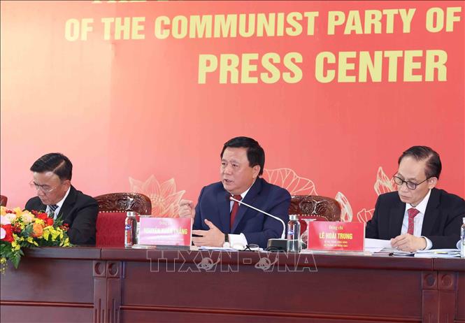 Đồng chí Nguyễn Xuân Thắng, Uỷ viên Bộ Chính trị, Giám đốc Học viện Chính trị quốc gia Hồ Chí Minh, Chủ tịch Hội đồng Lý luận Trung ương trả lời câu hỏi của phóng viên. Ảnh: Phương Hoa - TTXVN